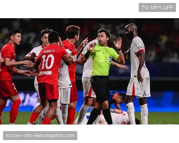 杨瑞琦攻入关键一球闪耀全场 茹子楠被罚下梅州十人苦战